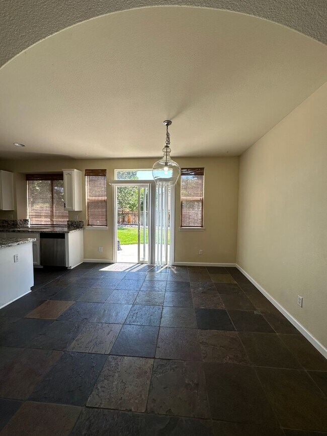 Building Photo - Beautiful 3 bedroom, 2.5 bath two story home