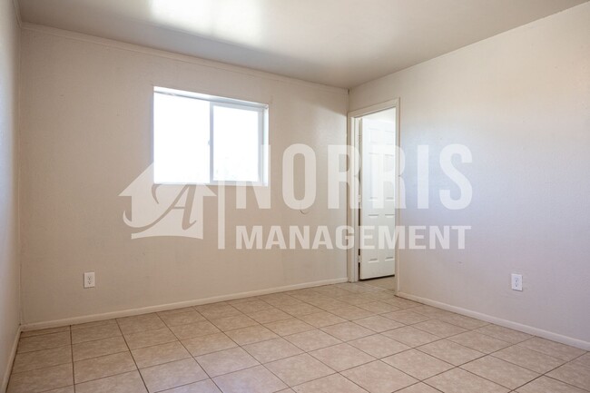 Building Photo - Great Home Located in Eloy at a Great Price!