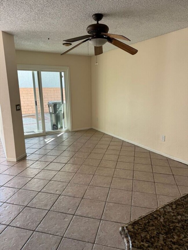 Building Photo - Beautiful 3 Bedroom House in Private Fontana Area CA 92337