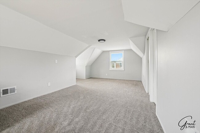 Building Photo - 3 bedroom bungalow $1500
