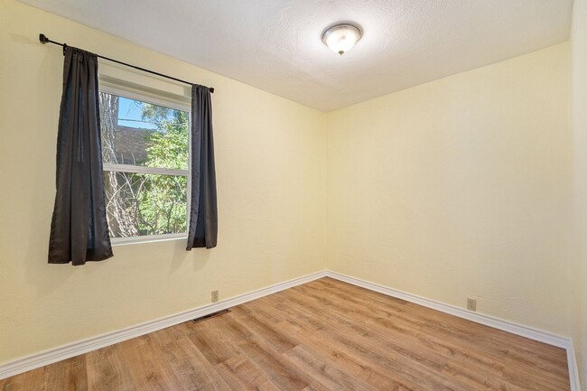 Building Photo - Beautifully remodeled 2 Bedroom home - Clo...