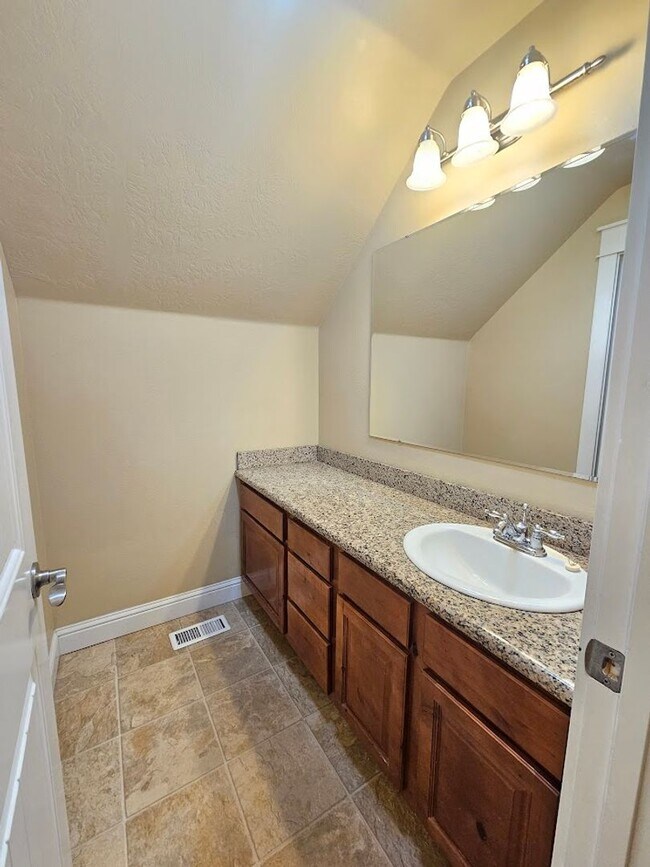 Building Photo - Lochsa Falls 5 Bedroom Home