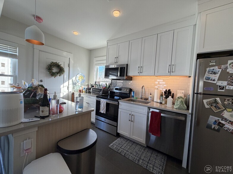 Building Photo - 208-210 Banks St. Unit 3