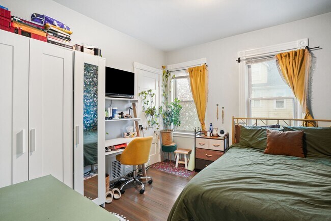 Building Photo - 17 Howes St
