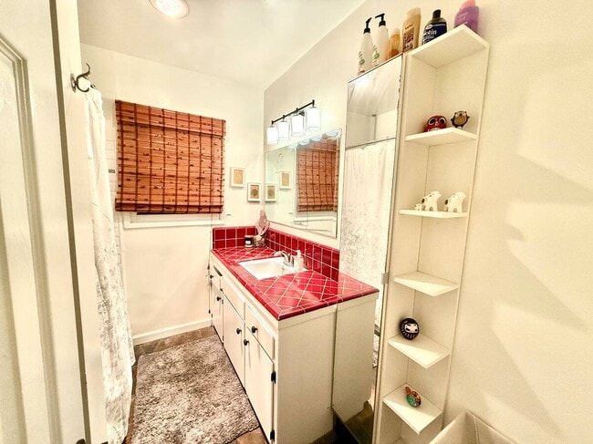 Building Photo - 1720 E 2nd St