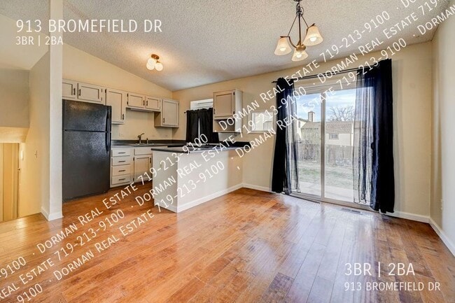 Building Photo - 913 Bromefield Dr