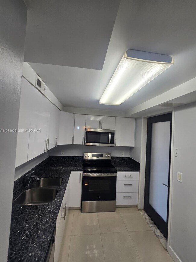 Building Photo - 301 Golden Isles Dr