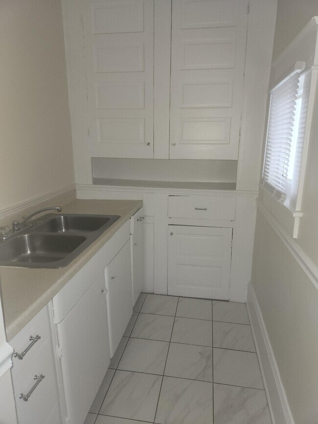 Building Photo - 526 Clarendon Ave NW