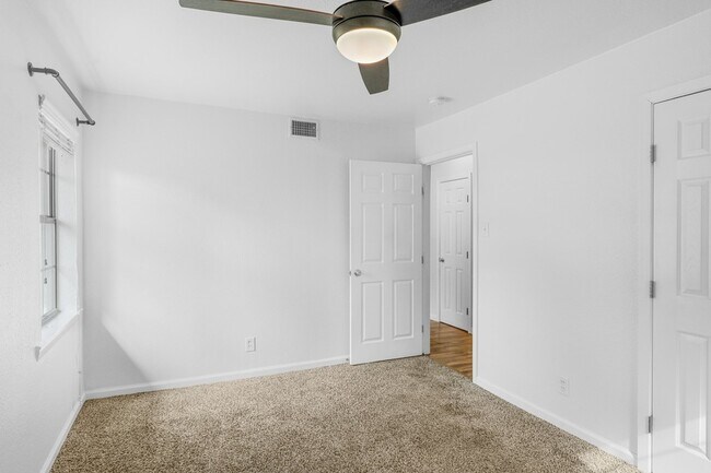 Building Photo - 3052 Cameo Ln