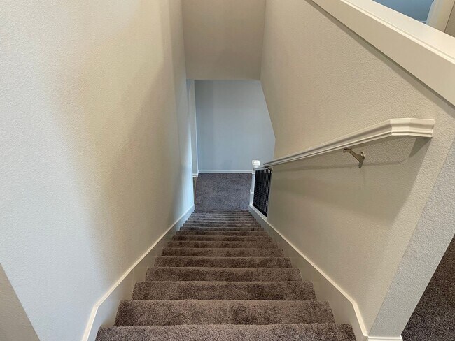 Building Photo - Lovely 4 Bed 2.5 Bath Home! Located near t...