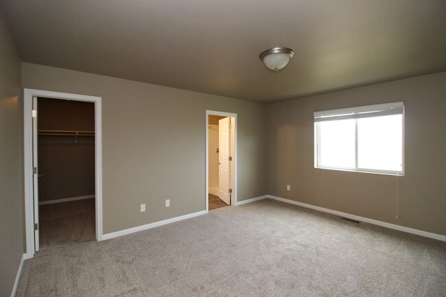 Building Photo - Reserve this Twin Home in a COZY Neighborhood Available Now!