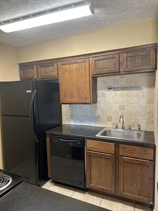 Building Photo - 904 University Oaks Blvd