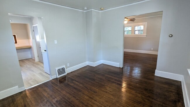 Building Photo - Newly renovated gem located in Akron