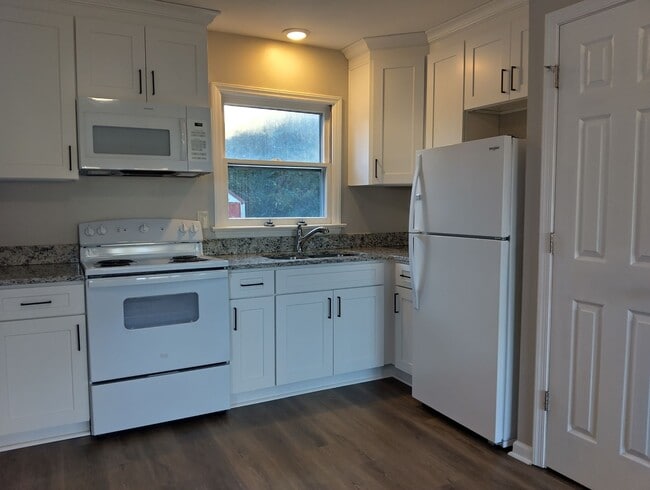 Building Photo - 7394 Bellehaven Dr