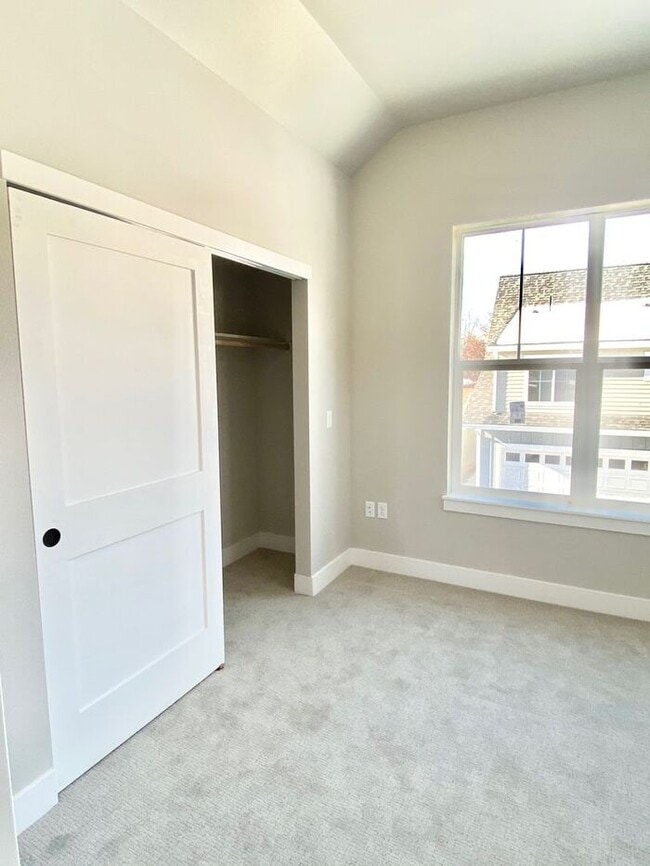 Building Photo - Stunning 3bd, 2ba Home Close To Downtown L...