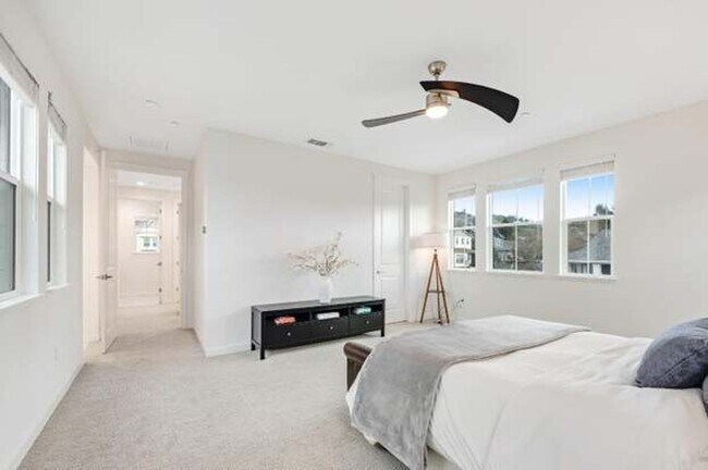 Building Photo - Beautiful, light filled home with EV charger, cozy backyard, very convenient SWSR location