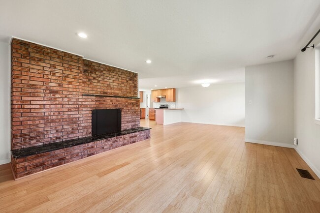 Building Photo - Room to roam! 3 bed, living, dining, den, ...