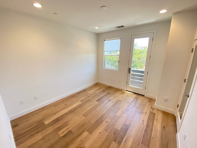 Building Photo - Advent - Three Story Townhome W/ Attached ...