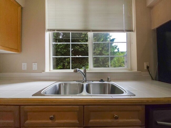 Building Photo - Comfortable 3-Bed End Unit Townhome Near F...