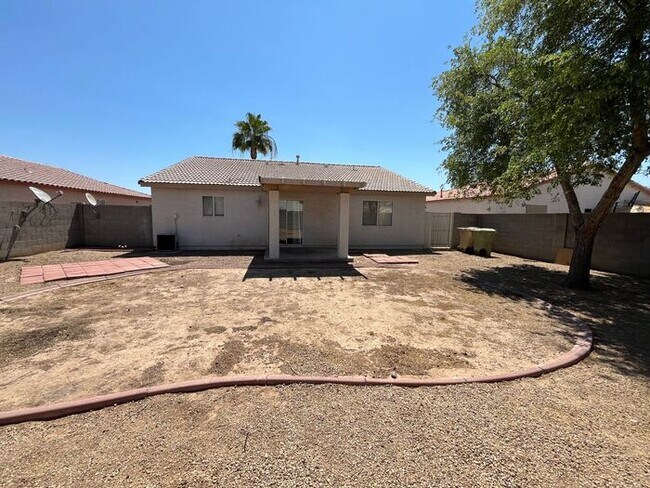 Building Photo - READY TO VIEW NOW! Spacious 3 Bed 2 Bath H...