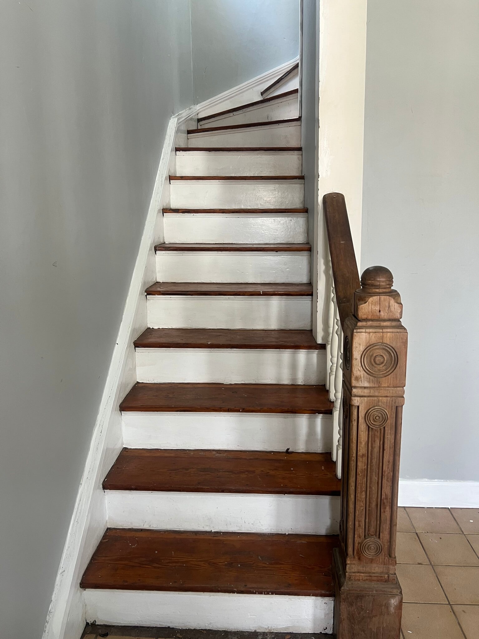 Steps leading to apartment - 414 Tusculum Ave