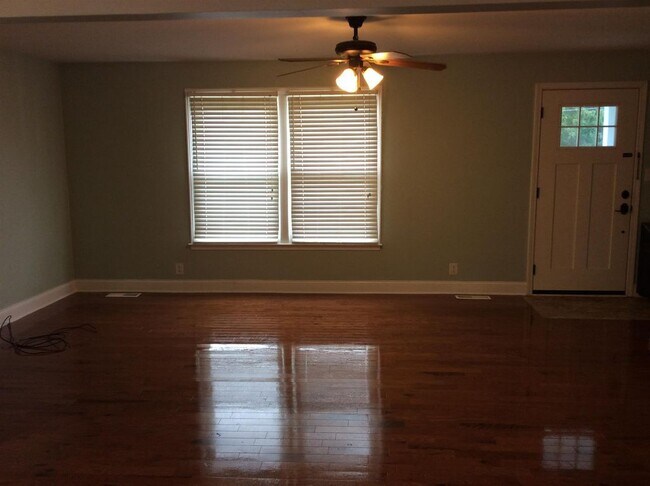 Building Photo - 564 Briarwood Dr