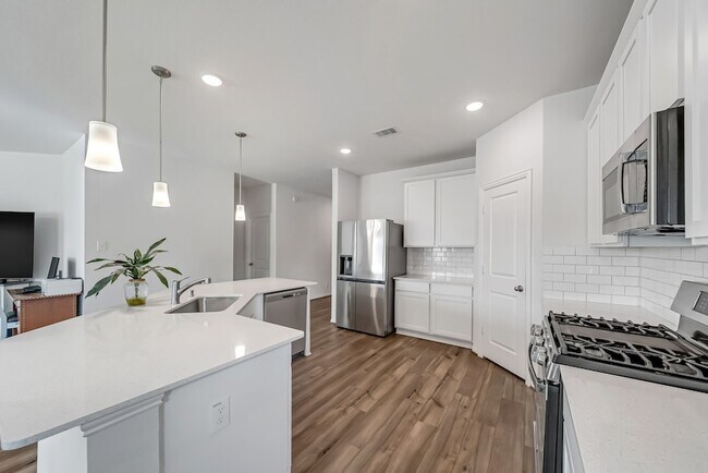 Building Photo - 15250 White Moss Dr
