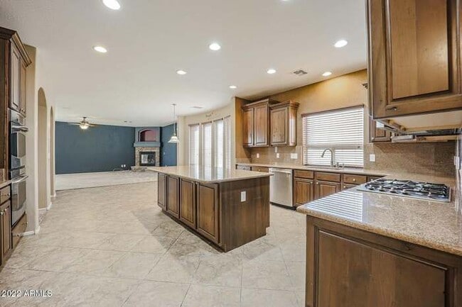 Building Photo - BEAUTIFUL SURPRISE HOME