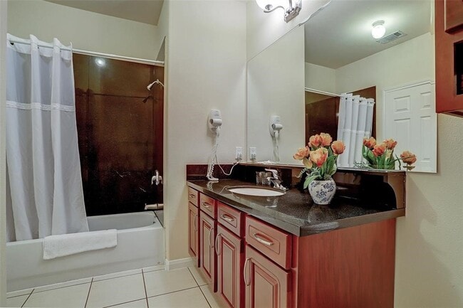 Building Photo - 2078 Laverne St