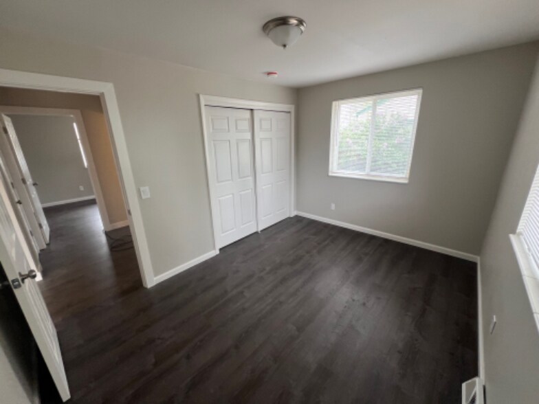 Building Photo - 425 S Oak St