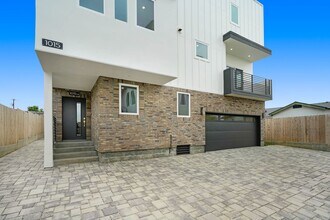 Building Photo - 5 Bedroom / 4 bathroom Fully Detached Townhouse in Echo Park with Private Garage