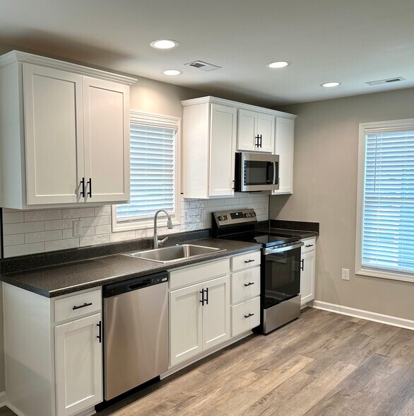 Plenty of cabinets, drawers, counter tops - 2217 Kenwood Blvd SE