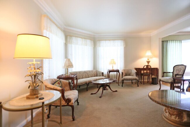 Building Photo - Two-story, 3BR/2.5BA Single family home including Lower-Level Suite with Bath & Kitchenette in Gl...