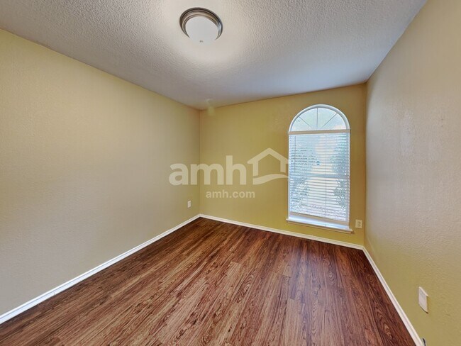 Building Photo - 432 Round Rock Rd