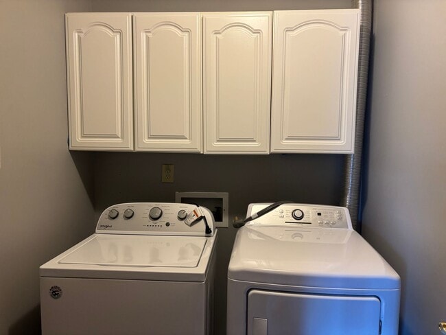 Building Photo - 3-Bed 2-Bath Fenced Yard Ranch Home