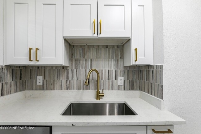 Building Photo - 5246 Sunderland Rd