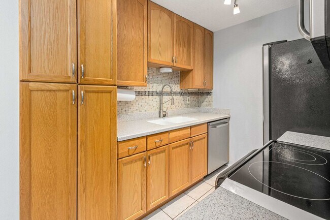 Building Photo - 8022 Linda Vista Rd