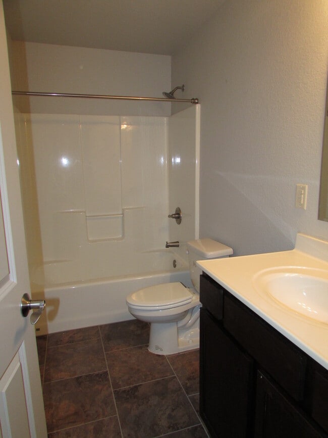 Building Photo - MODERN 3 BEDROOM IN ELKS CROSSING