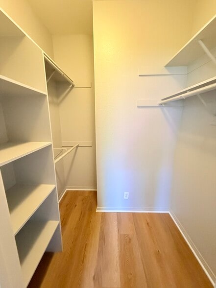 Building Photo - 2222 N Beachwood Dr