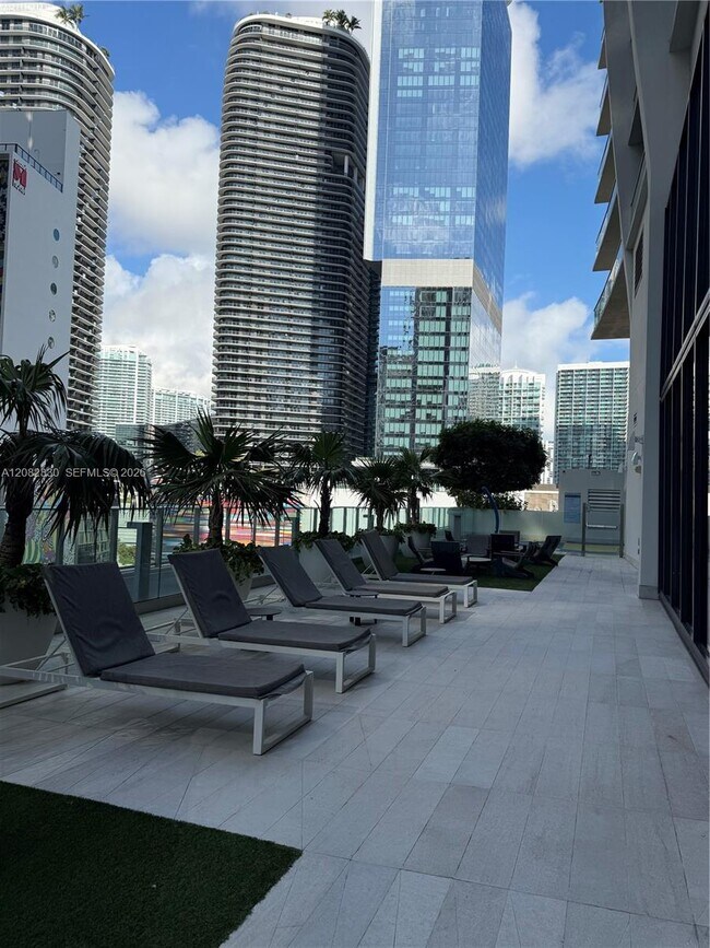 Building Photo - 1010 Brickell Ave