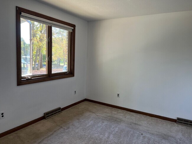 Building Photo - 93 Lantern Ln