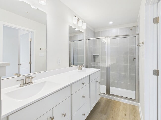 Building Photo - 8029 Lake Laurel Ln