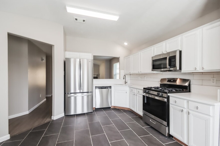 Building Photo - 1615 Trail Oaks Ct