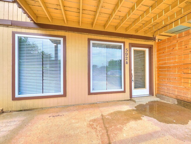 Building Photo - 5924 W Hefner Rd