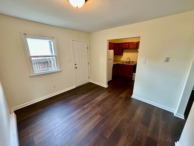 Building Photo - FIRST MONTH HALF OFF - 2 Bedroom in Versailles!