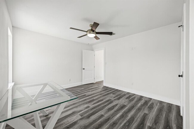 Building Photo - 813 Chihuahua St