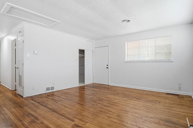 Building Photo - 846 Marilyn St