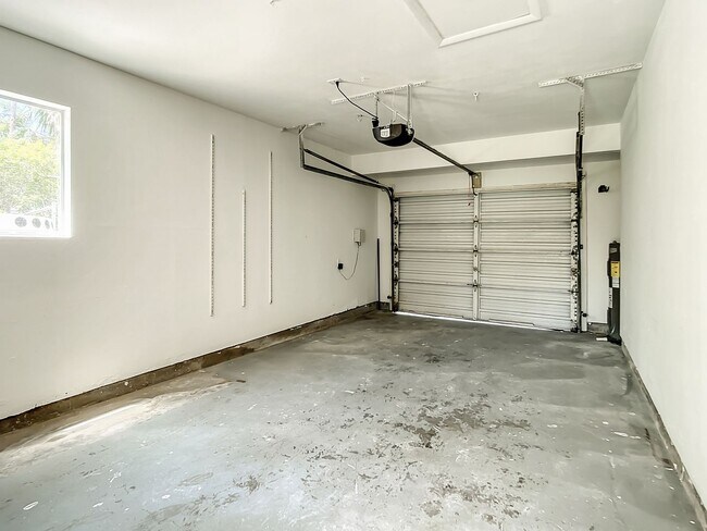 Building Photo - 178 Swift St