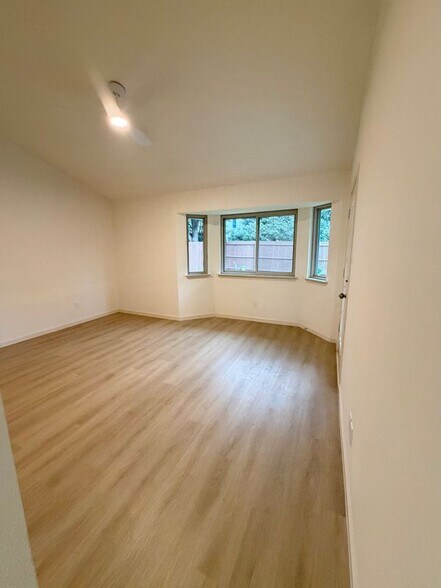 Building Photo - 3308 Meadowview Dr