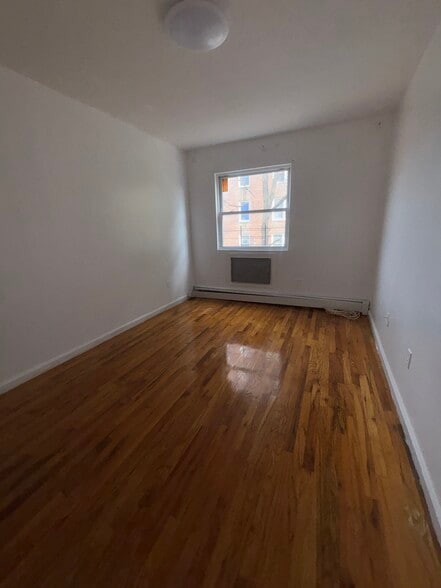 Building Photo - 245 E 28th St